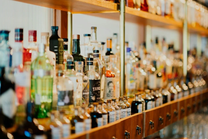 Photo en gros plan de bouteilles d'alcool dans un présentoir